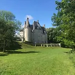 Hébergement de vacances Chateau De La Lucaziere Mont-Saint-Jean (Sarthe)