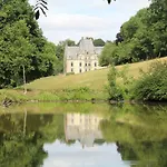 Chateau De La Lucaziere * Mont-Saint-Jean (Sarthe)