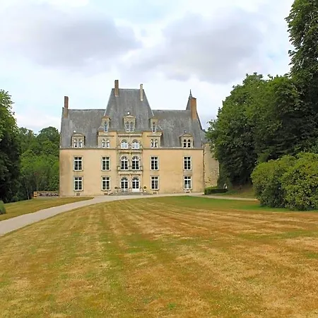 Chateau De La Lucaziere Mont-Saint-Jean (Sarthe)