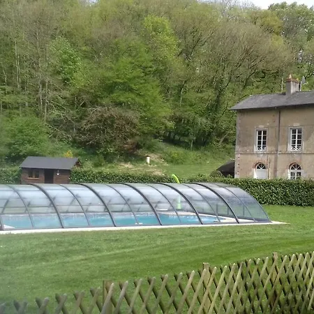 לינה וארוחת בוקר Chateau De La Lucaziere
