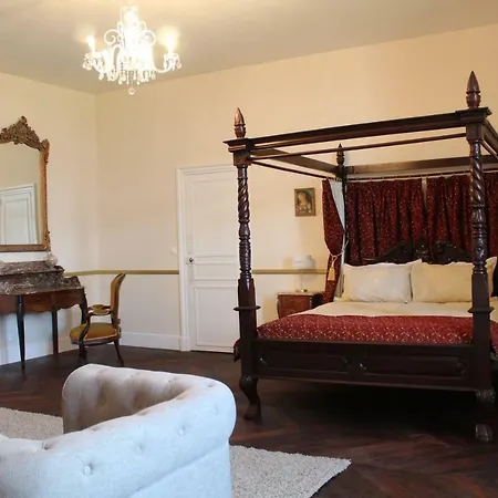 Chateau De La Lucaziere Mont-Saint-Jean (Sarthe)