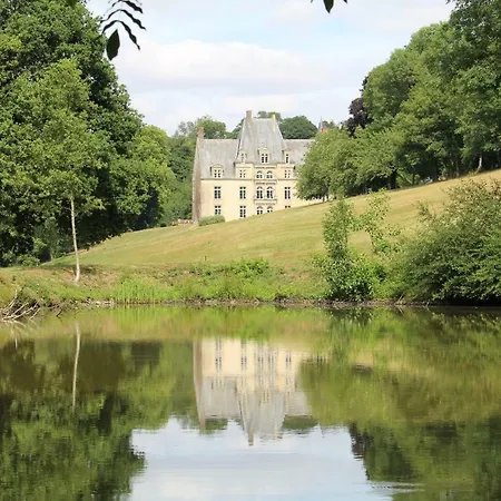 Chateau De La Lucaziere * Mont-Saint-Jean (Sarthe)