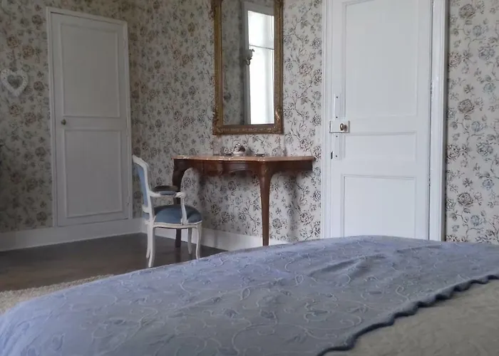 Chateau De La Lucaziere * Mont-Saint-Jean (Sarthe)