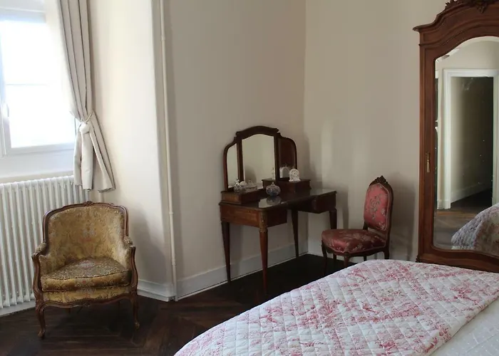 Chateau De La Lucaziere * Mont-Saint-Jean (Sarthe)