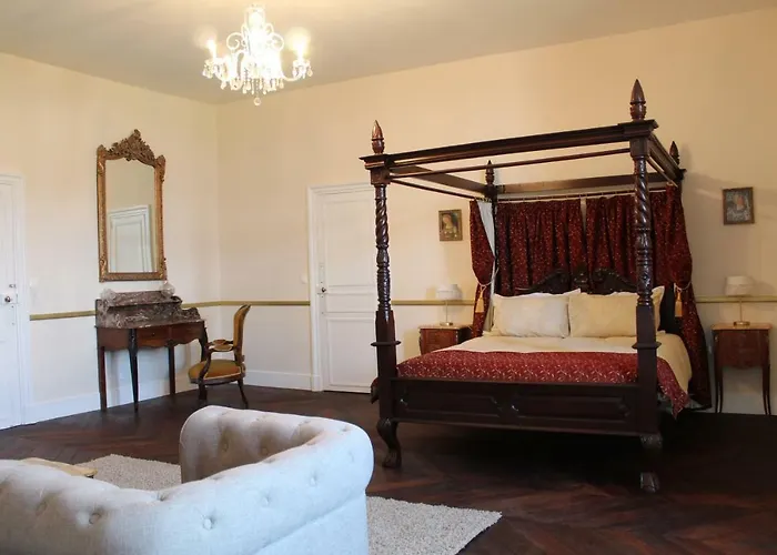 Chateau De La Lucaziere Mont-Saint-Jean (Sarthe)