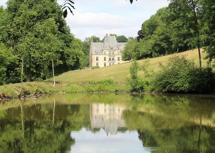 Chateau De La Lucaziere * Mont-Saint-Jean (Sarthe)
